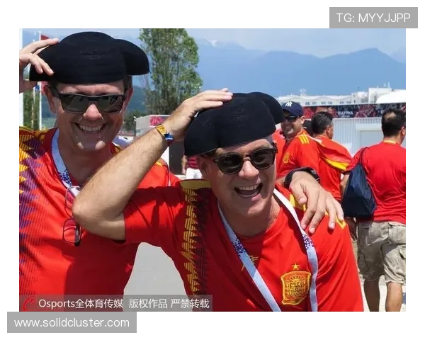 德国球迷激情合唱点燃世界杯热情，显示出团结力量与支持体育的坚定信念